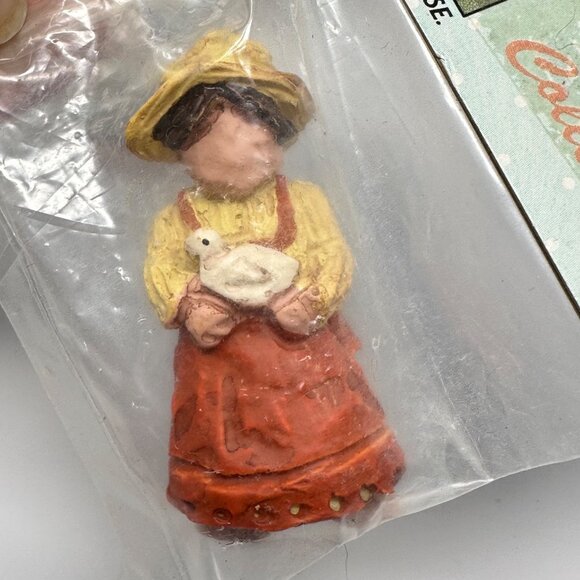 Pre-Painted Resin Collectible Figures - Farming Couple & Roosters - Picture 2 of 11